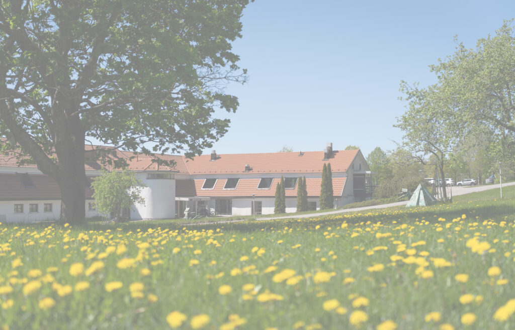 Paasikivi-opiston rakennus kesällä.